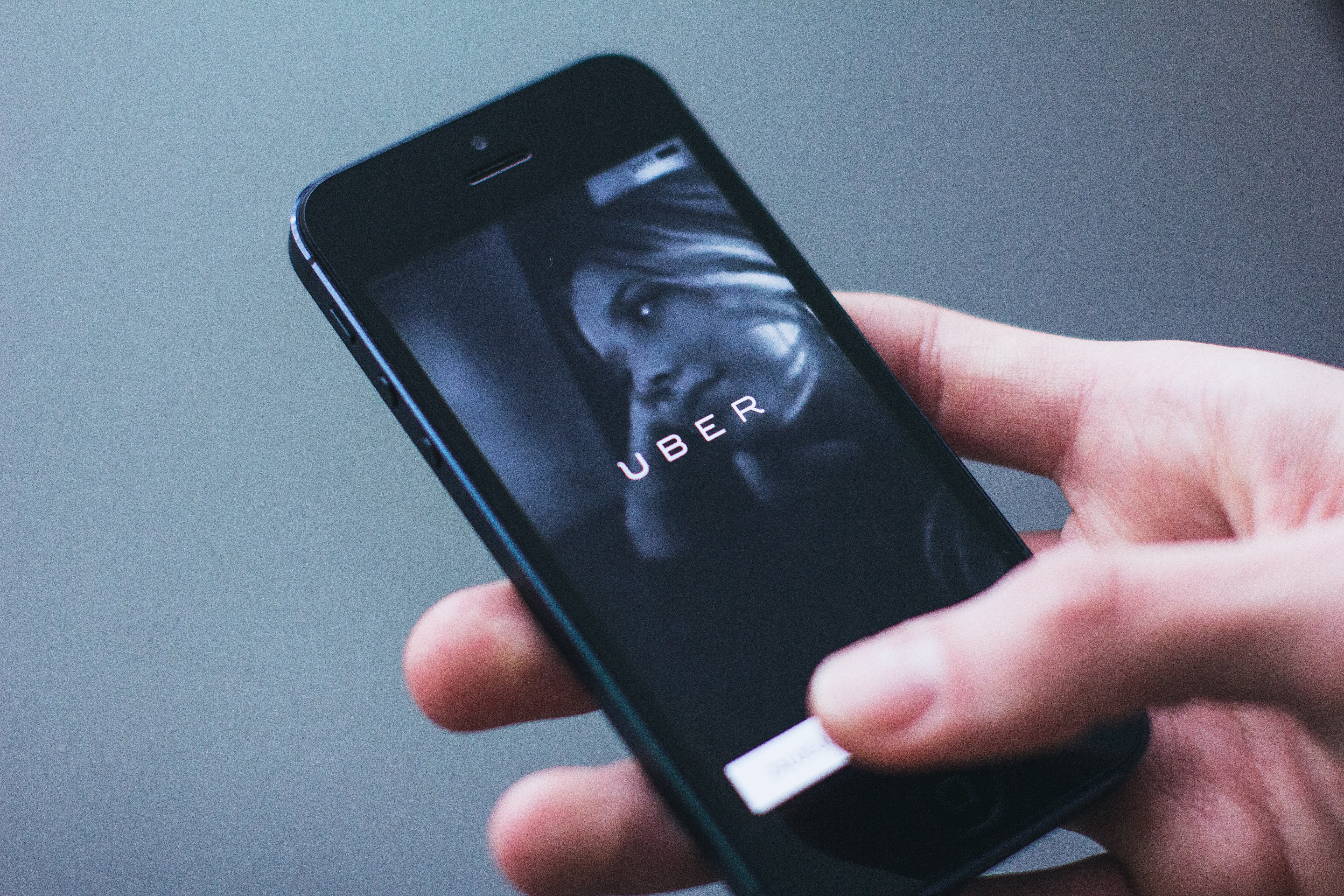 Persona sostiene su celular con la app de Uber abierta