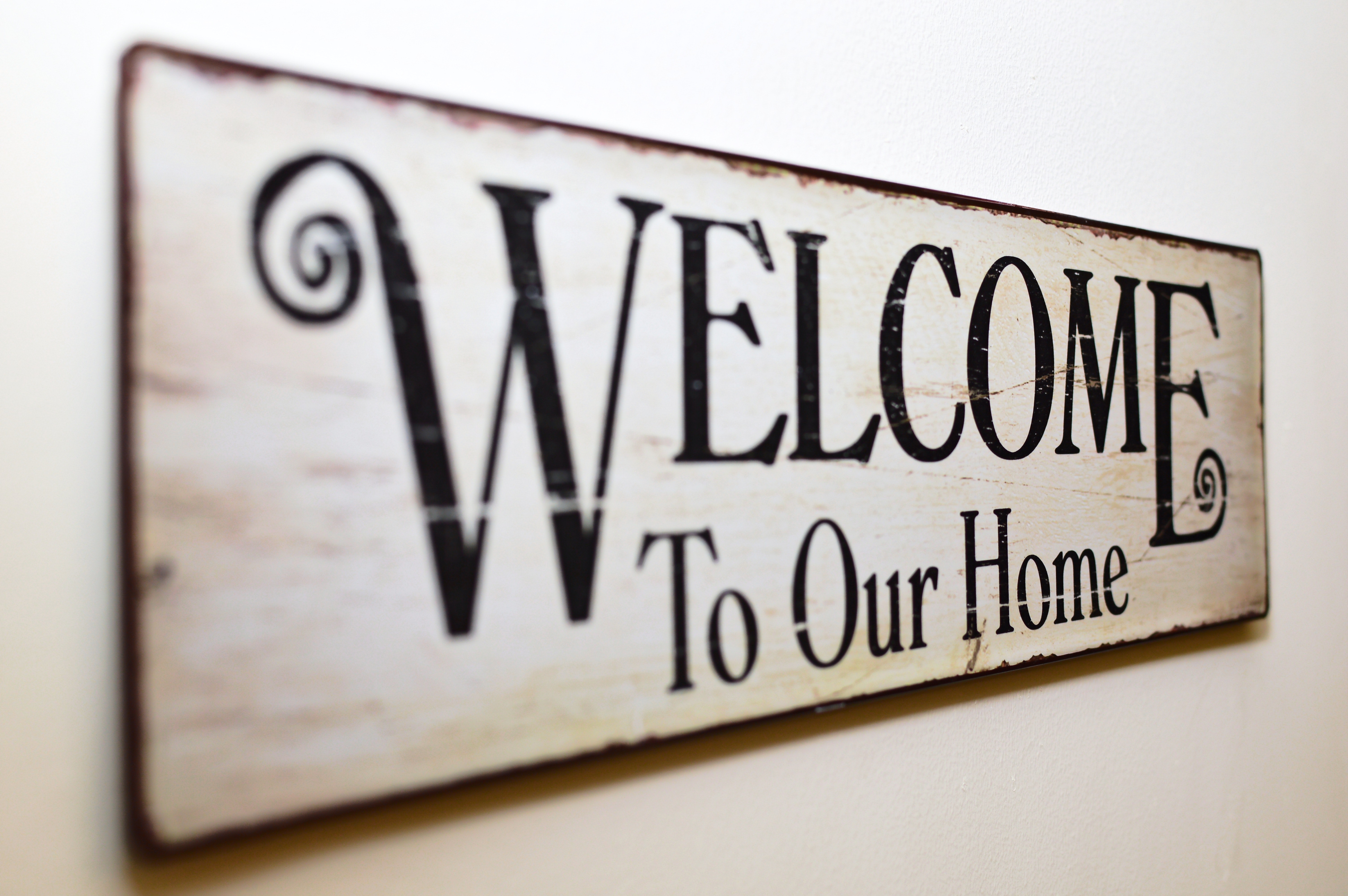 Letrero que dice en inglés: Bienvenido a nuestra casa