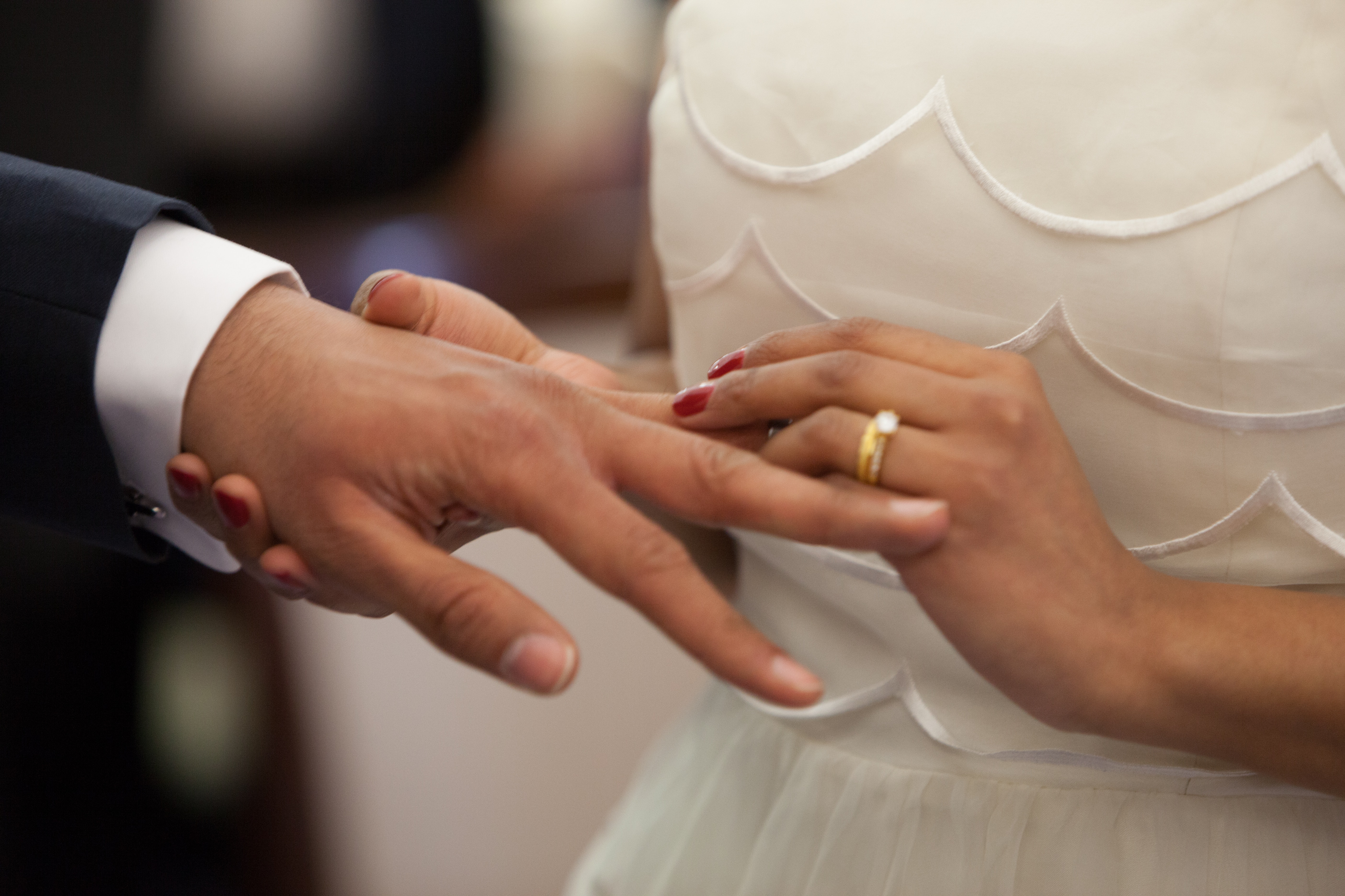 Mujer pone anillo a su esposo en el día de su boda