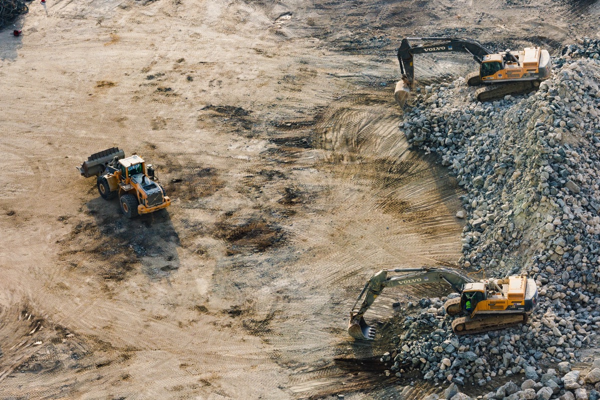 Máquinas excavadoras en un terreno